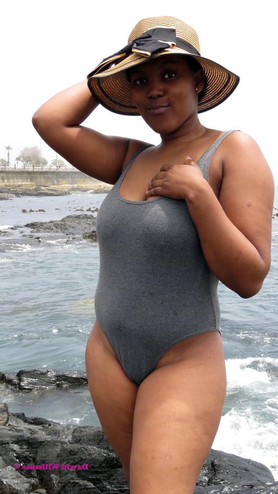 22P South Africa - Girls posing 02