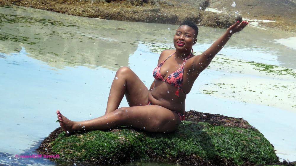 25P South Africa - Girls Posing 05