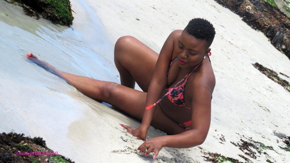 25P South Africa - Girls Posing 05