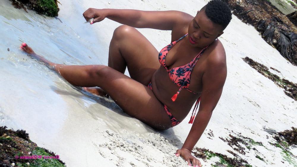 25P South Africa - Girls Posing 05