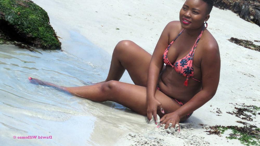 25P South Africa - Girls Posing 05