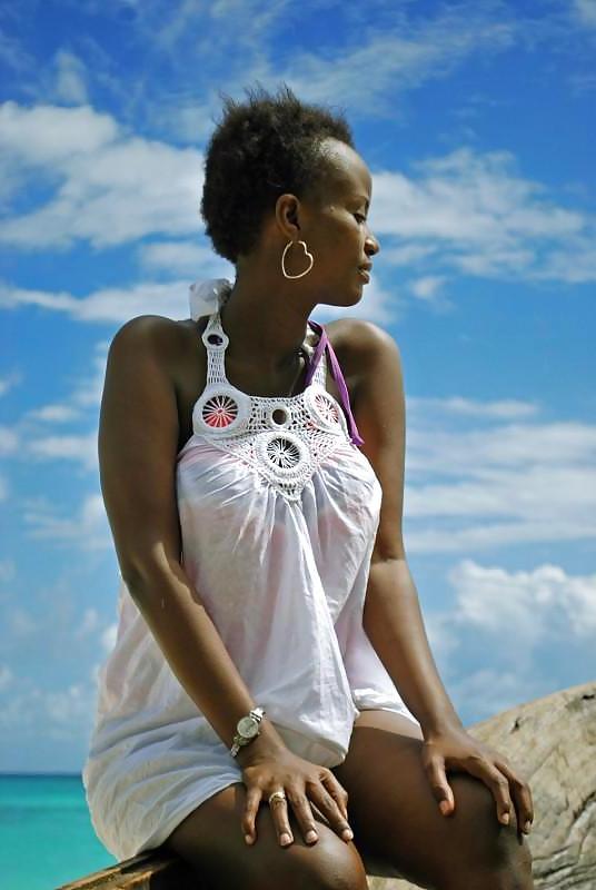 25P AFRICAN BEAUTIFUL GIRL