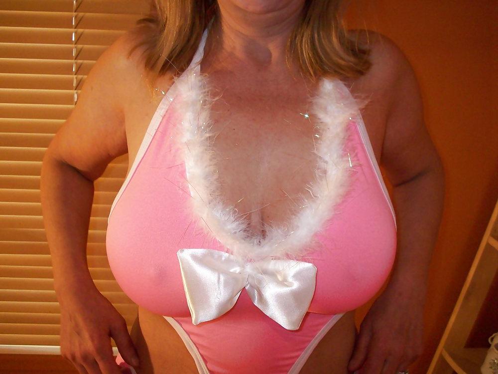 25P Lingerie on amateur mature woman