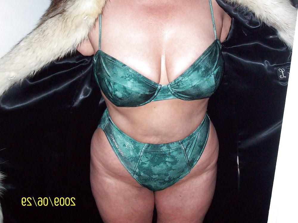 25P Lingerie on amateur mature woman