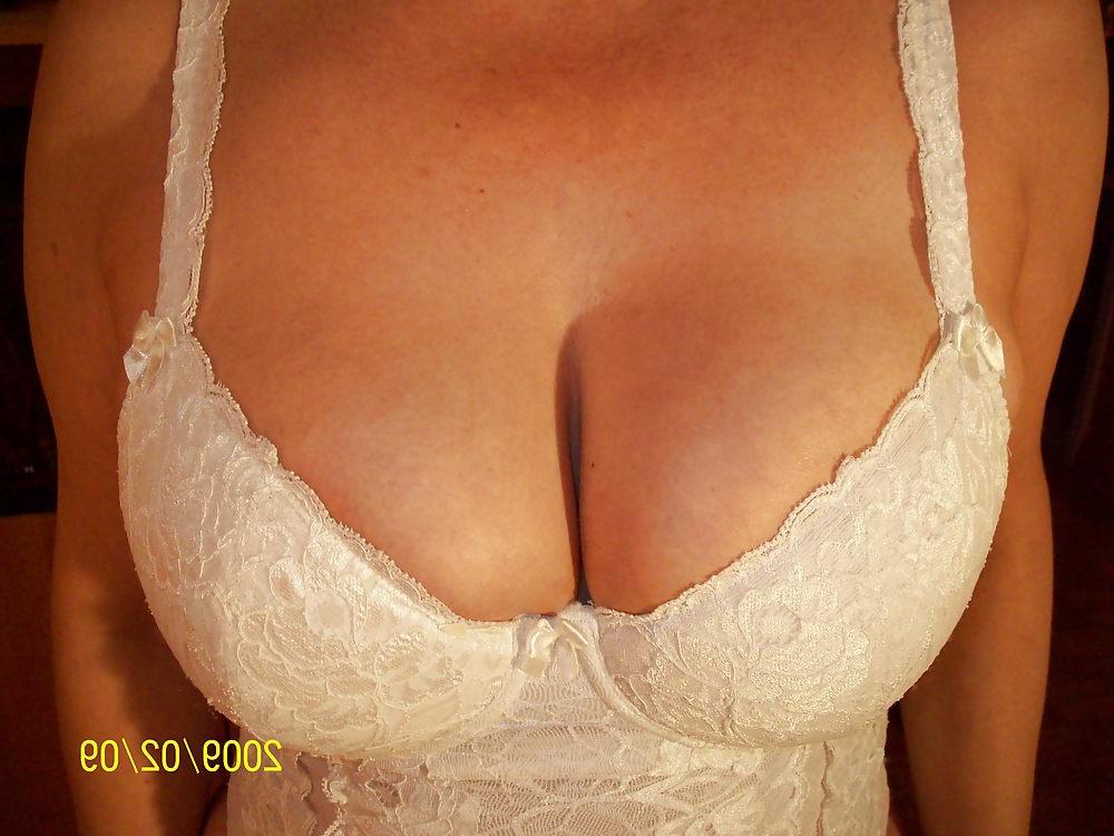 25P Amateur big tits mature woman