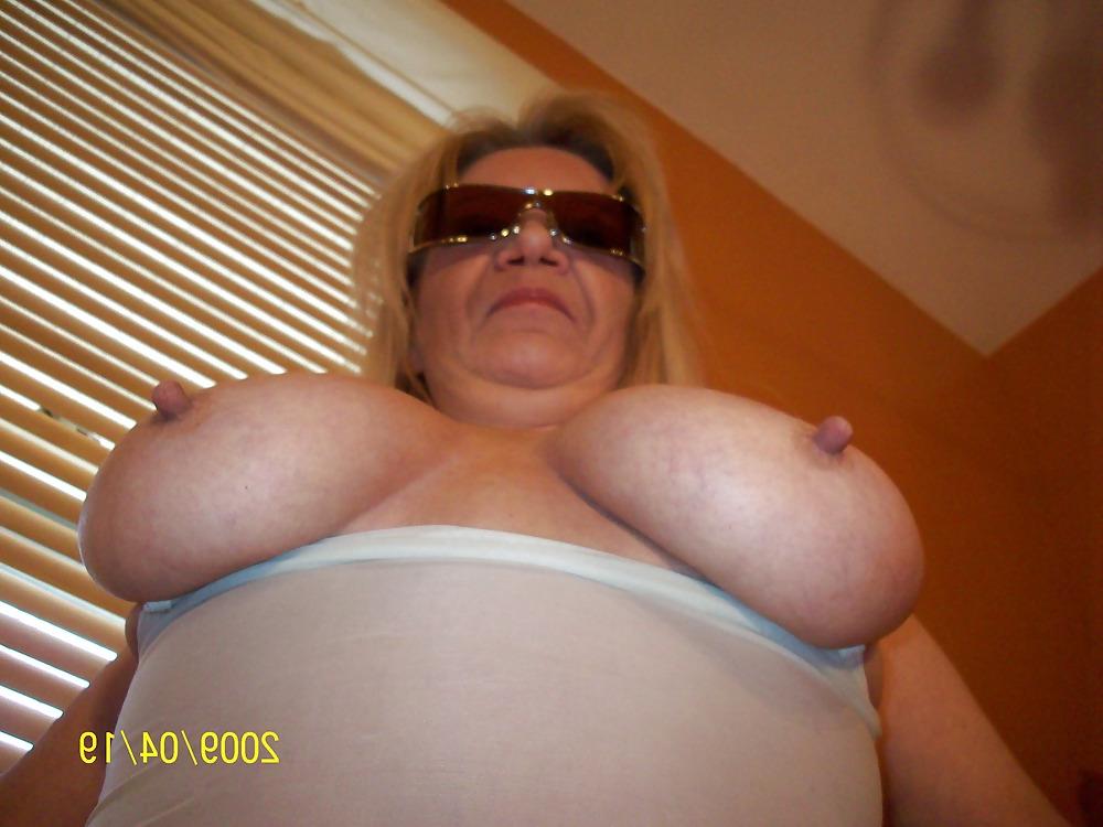 25P Amateur big tits mature woman
