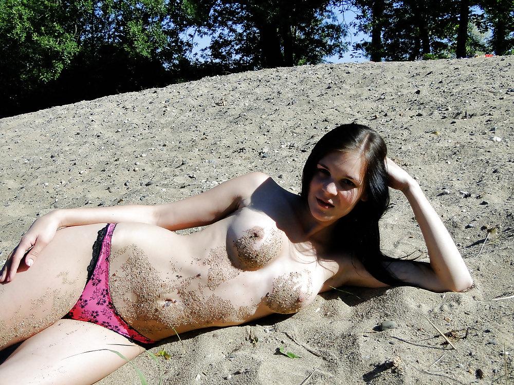 25P Sexy Amateure Teen zeigt sich nackt in der Natur
