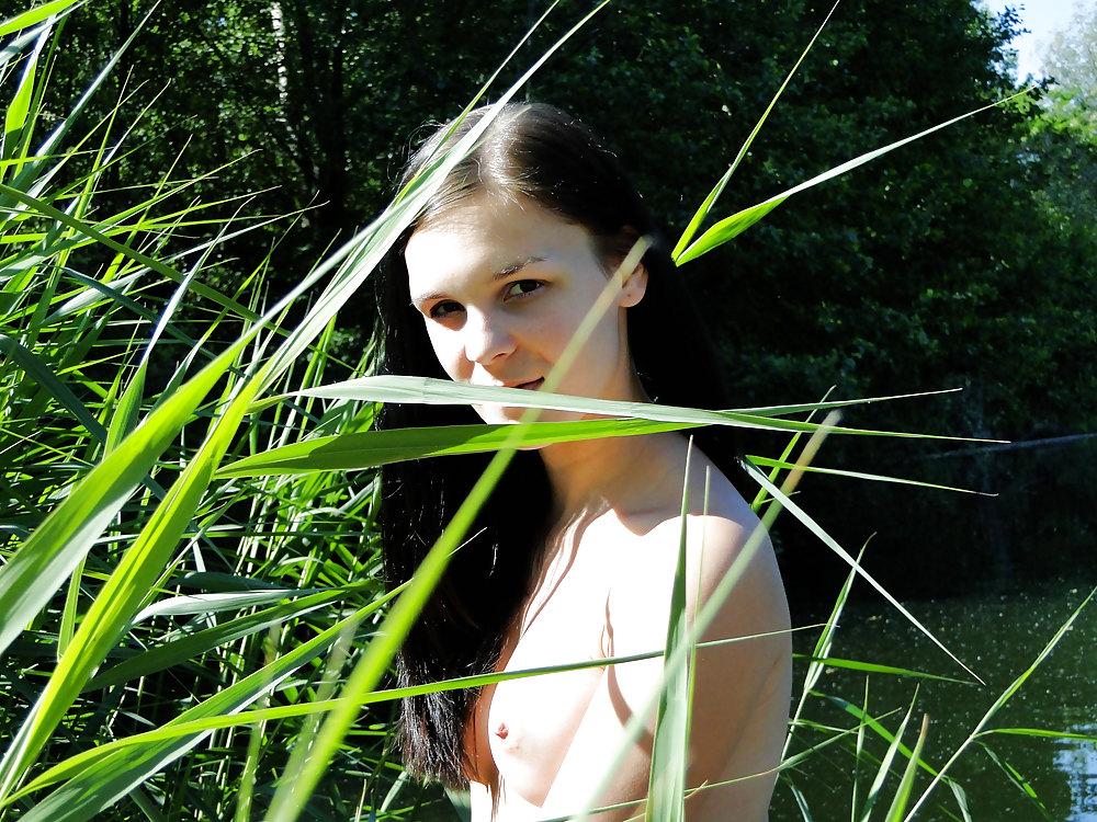 25P Sexy Amateure Teen zeigt sich nackt in der Natur