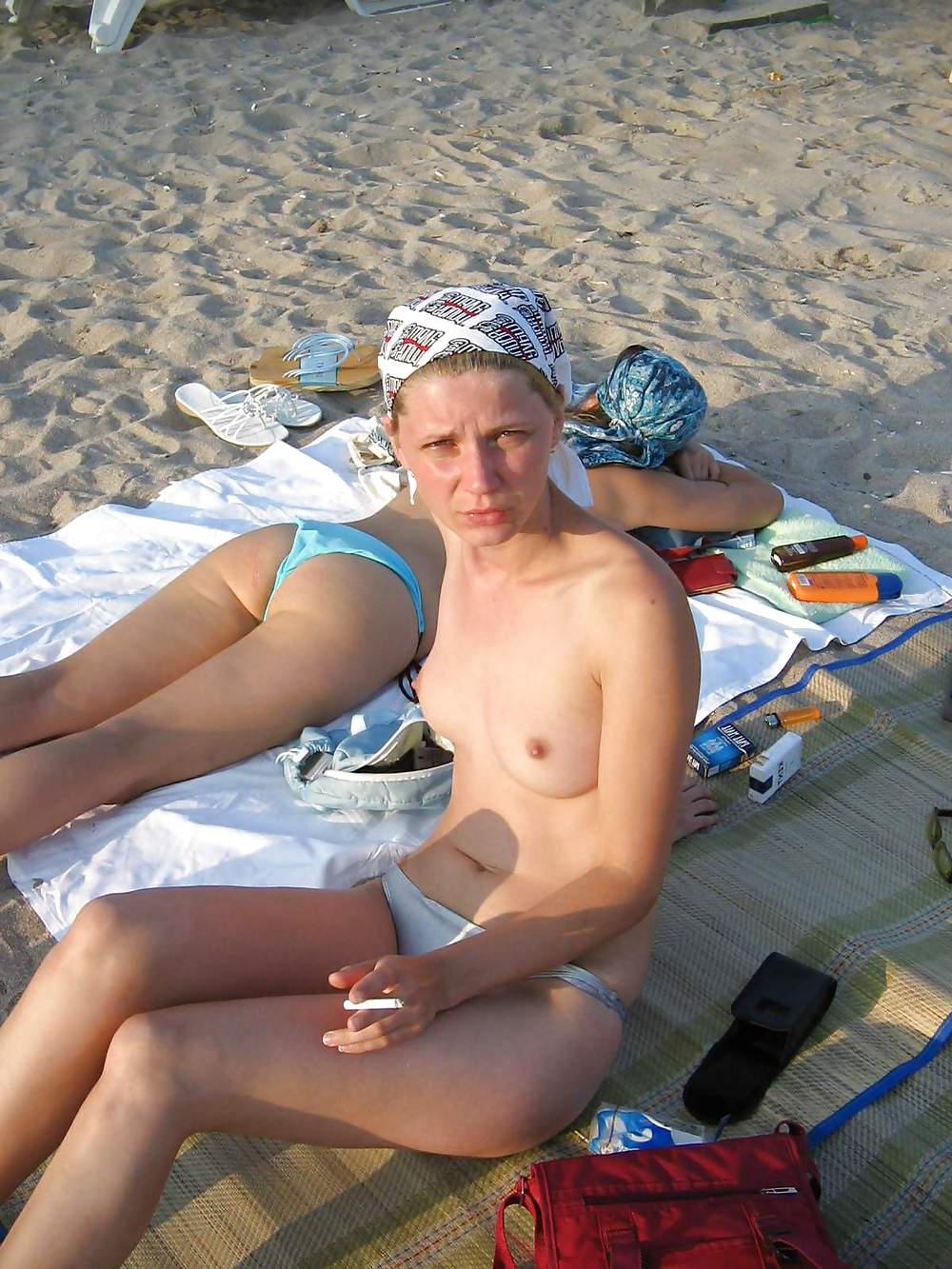 25P Amateur teen topless on the beach