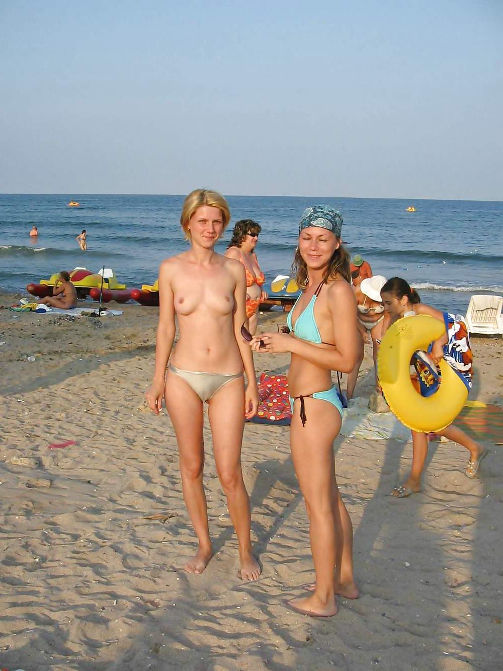 25P Amateur teen topless on the beach