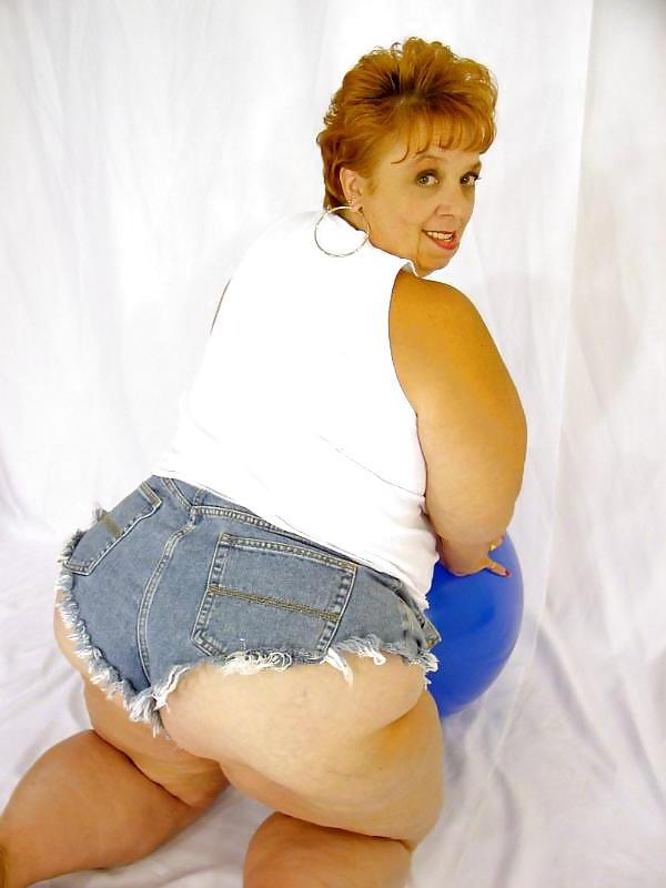16P Stunning alluring mature goddess
