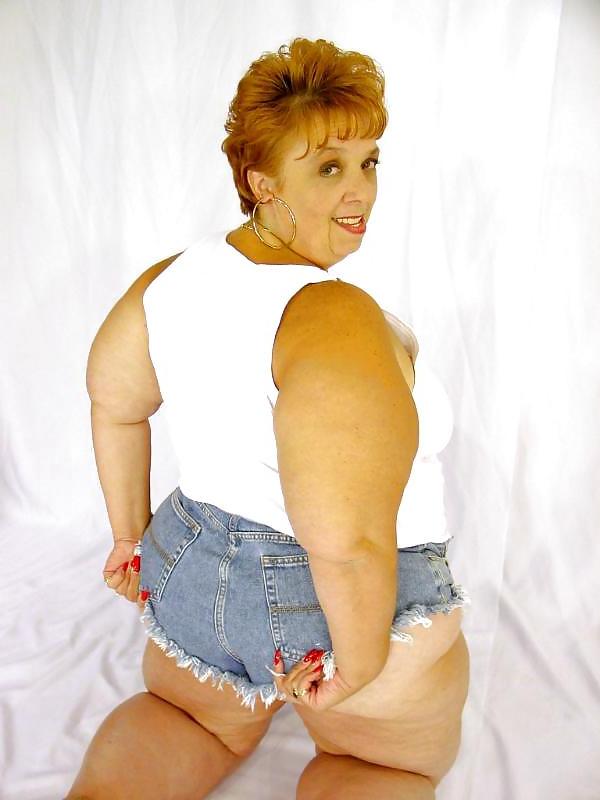 16P Stunning alluring mature goddess