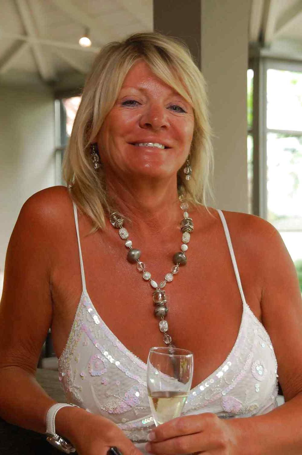 25P Amateur Hot Moms MIX#2 (NoN-Porn) by DarKKo