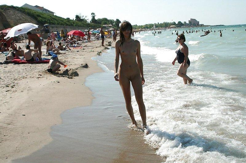 22P The Beauty of Amateur Beach Nudists