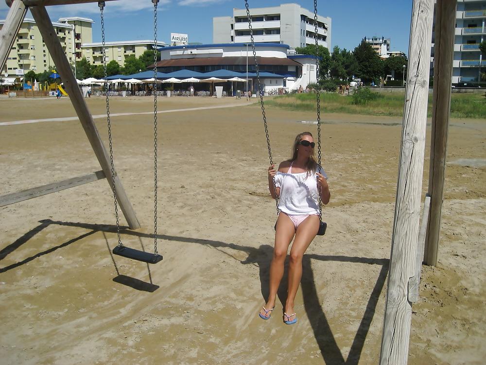 25P Amateur camel toe non-nude