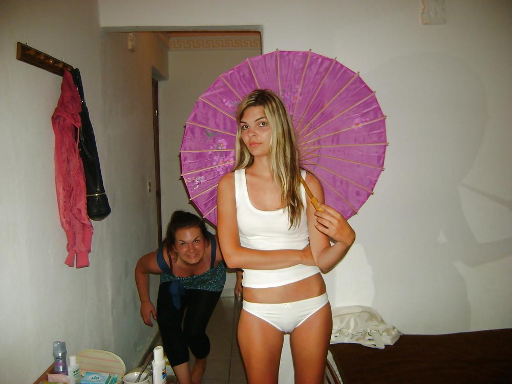 25P Amateur camel toe non-nude