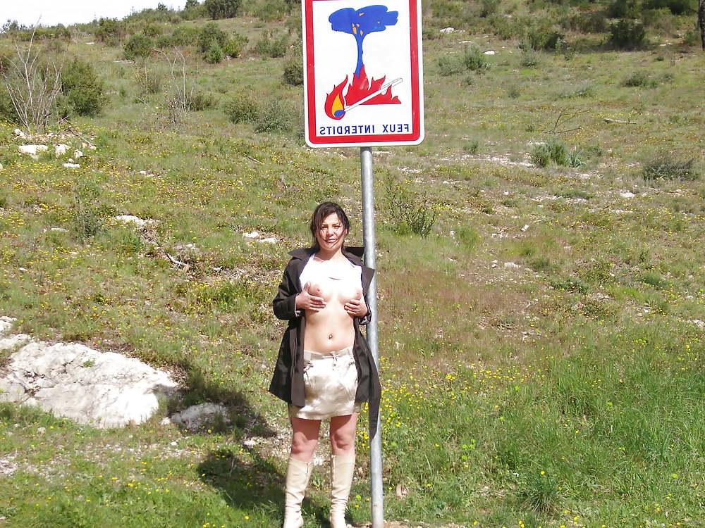 25P Amateur MILF Public Nudity