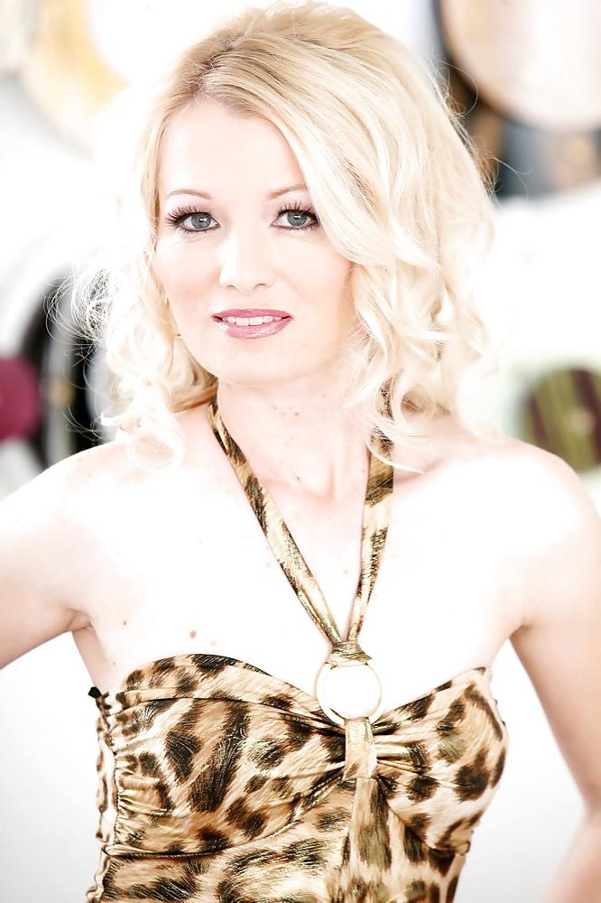 20P Stunning alluring cougar goddess heidi hansen