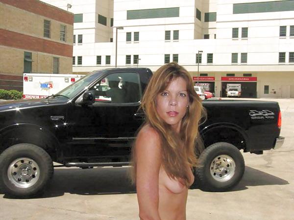 25P Amateur public exhibitionist brunette flashing voyeur