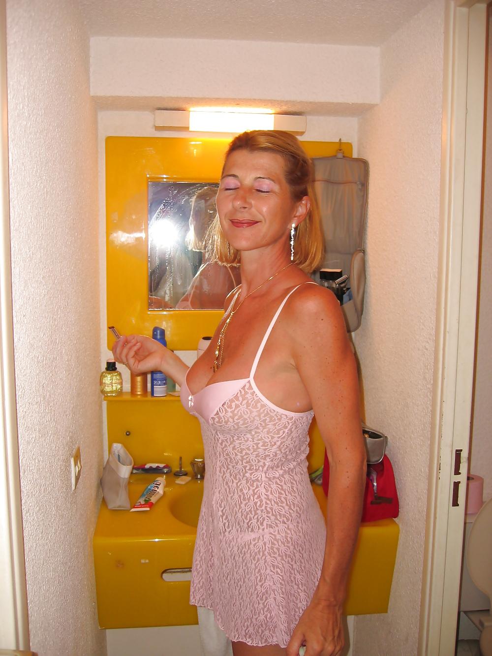 25P Amateur Mature Wife 3