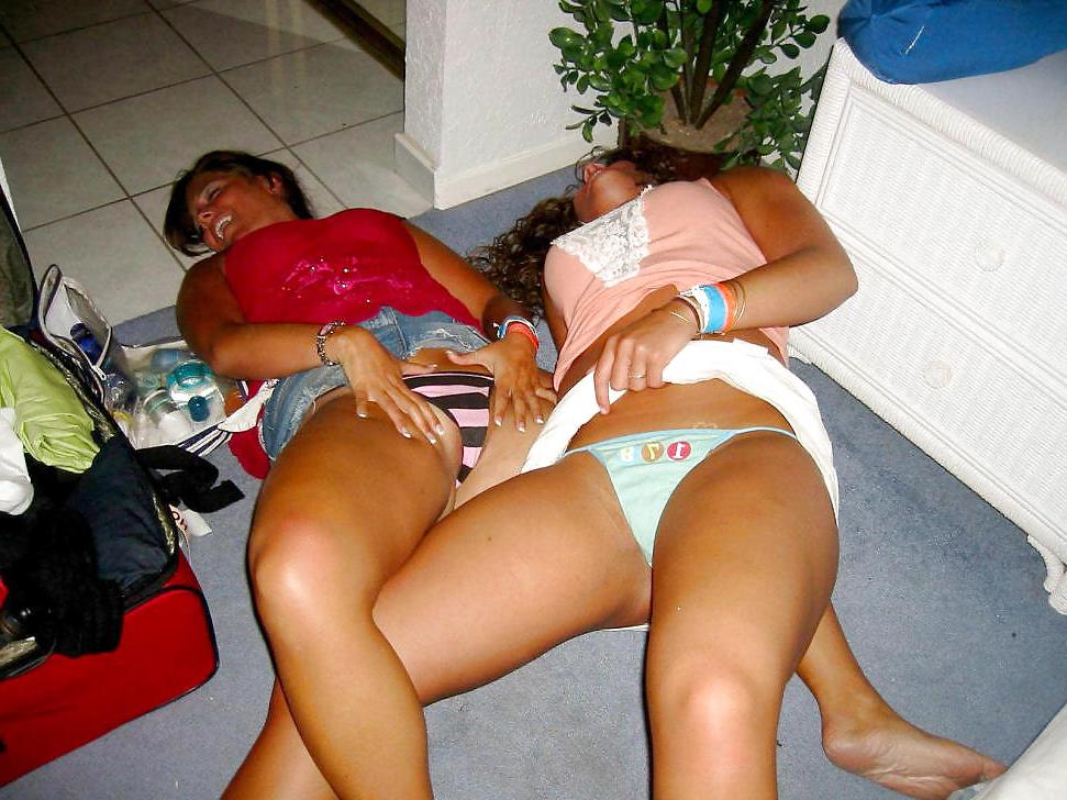 12P CANDID VOYEUR flashing teen upskirt panties amateur girls