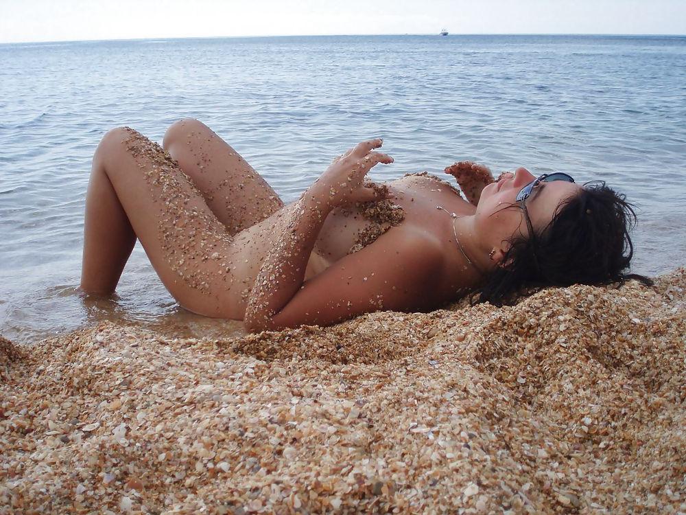 19P Amateur mature possing naked outdoors on the beach