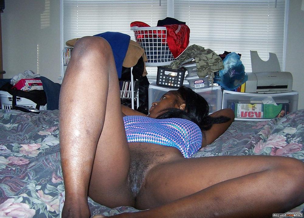 23P Amateur ebony slut posing nude