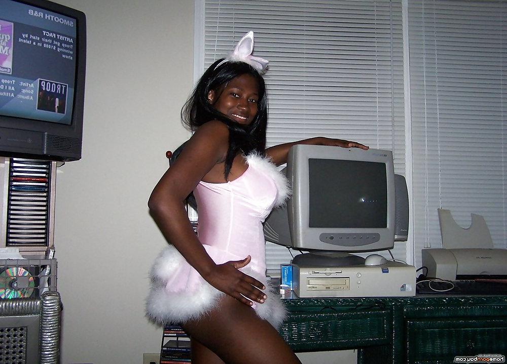 23P Amateur ebony slut posing nude