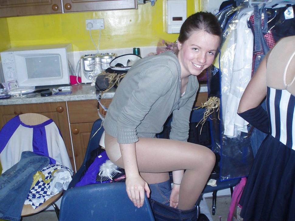 24P Amateur babes wearing pantyhose.