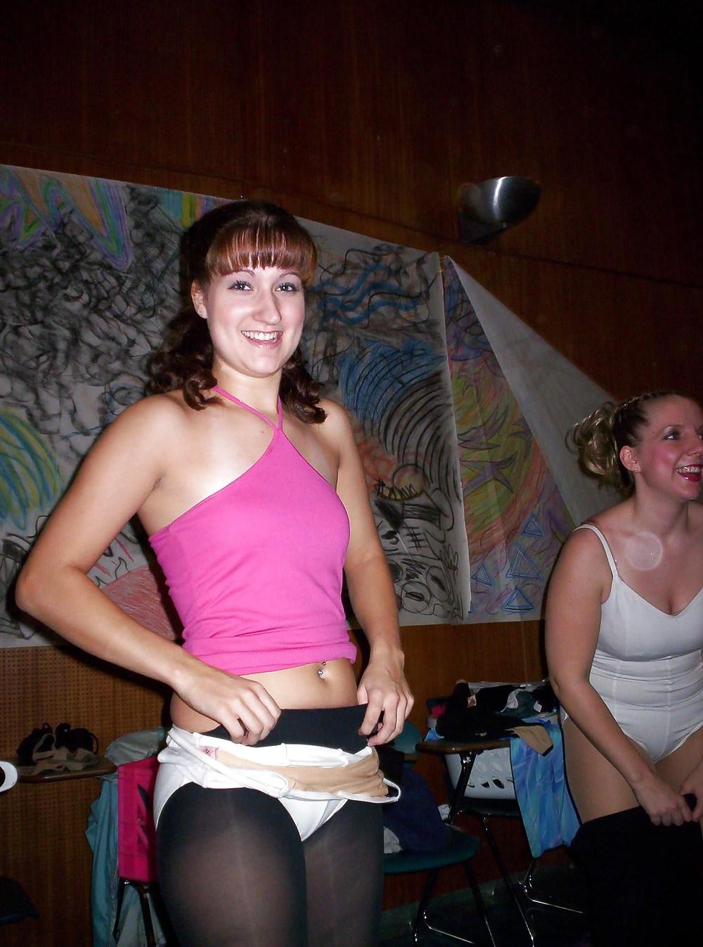 24P Amateur babes wearing pantyhose.
