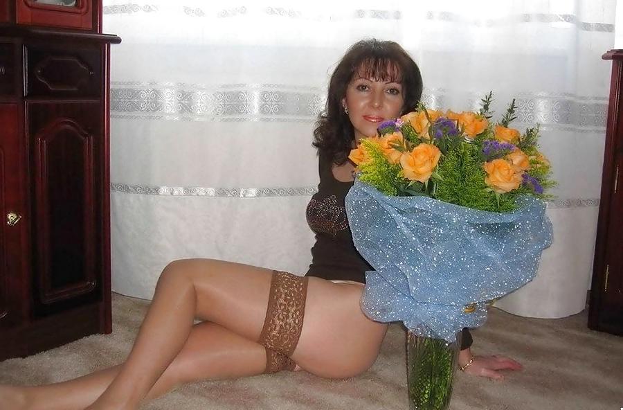14P Amateur Mature wife in stockings spreading