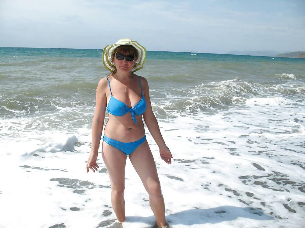 25P Mature women on the beach! Amateur!