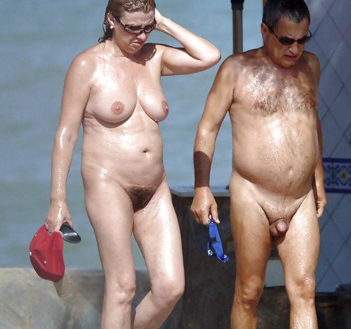 25P Mature women on the beach! Amateur!