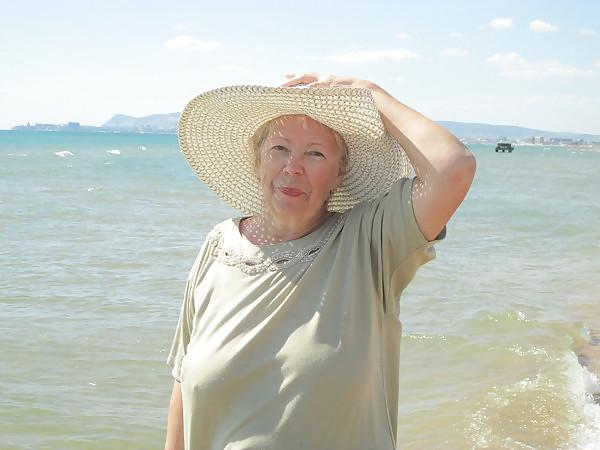 25P Mature women on the beach! Amateur!