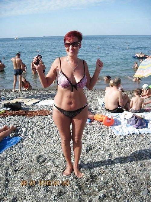 25P Mature women on the beach! Amateur!