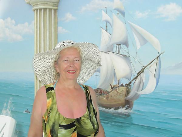 25P Mature women on the beach! Amateur!