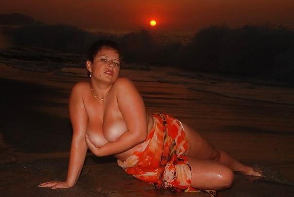 25P Mature women on the beach! Amateur!