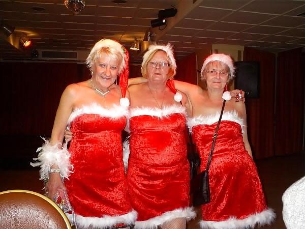 25P Mature Amateur Ladies