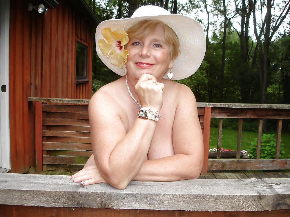 25P Mature Amateur Ladies