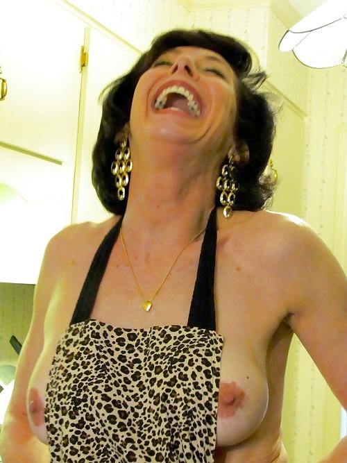 25P Amateur mature-stunning brunette part 2..