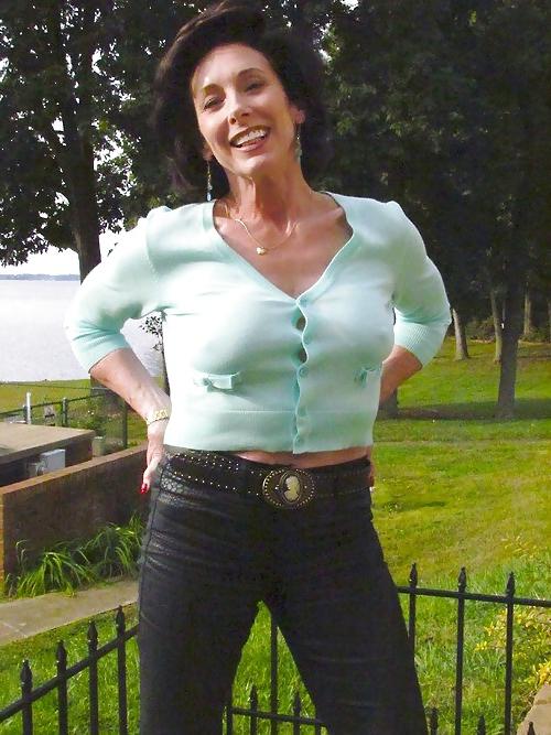 25P Amateur mature-stunning brunette part 2..