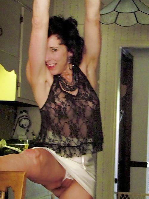25P Amateur mature-stunning brunette part 2..