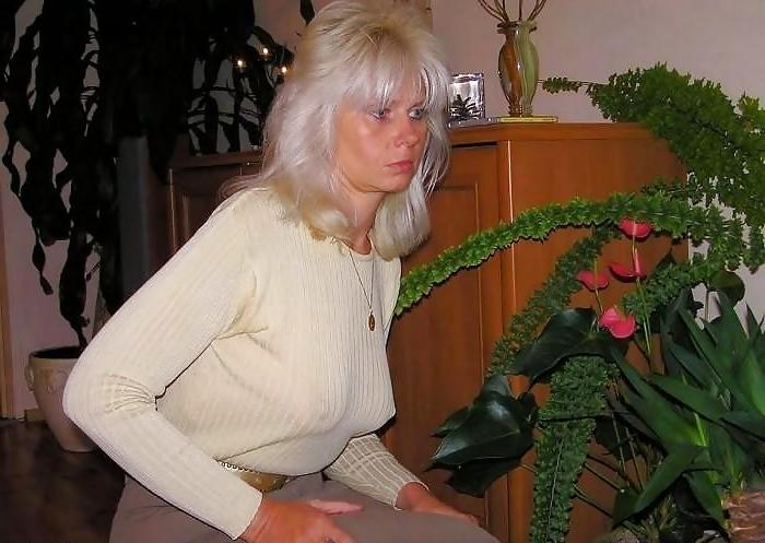 25P Amateur matures pokies,downblouse and upskirt 2.