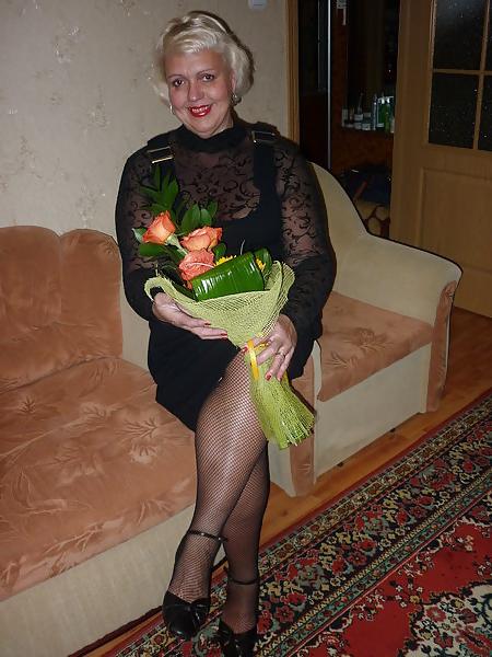 24P Russian mature woman, legs in stockings! Amateur!