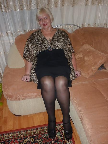 24P Russian mature woman, legs in stockings! Amateur!