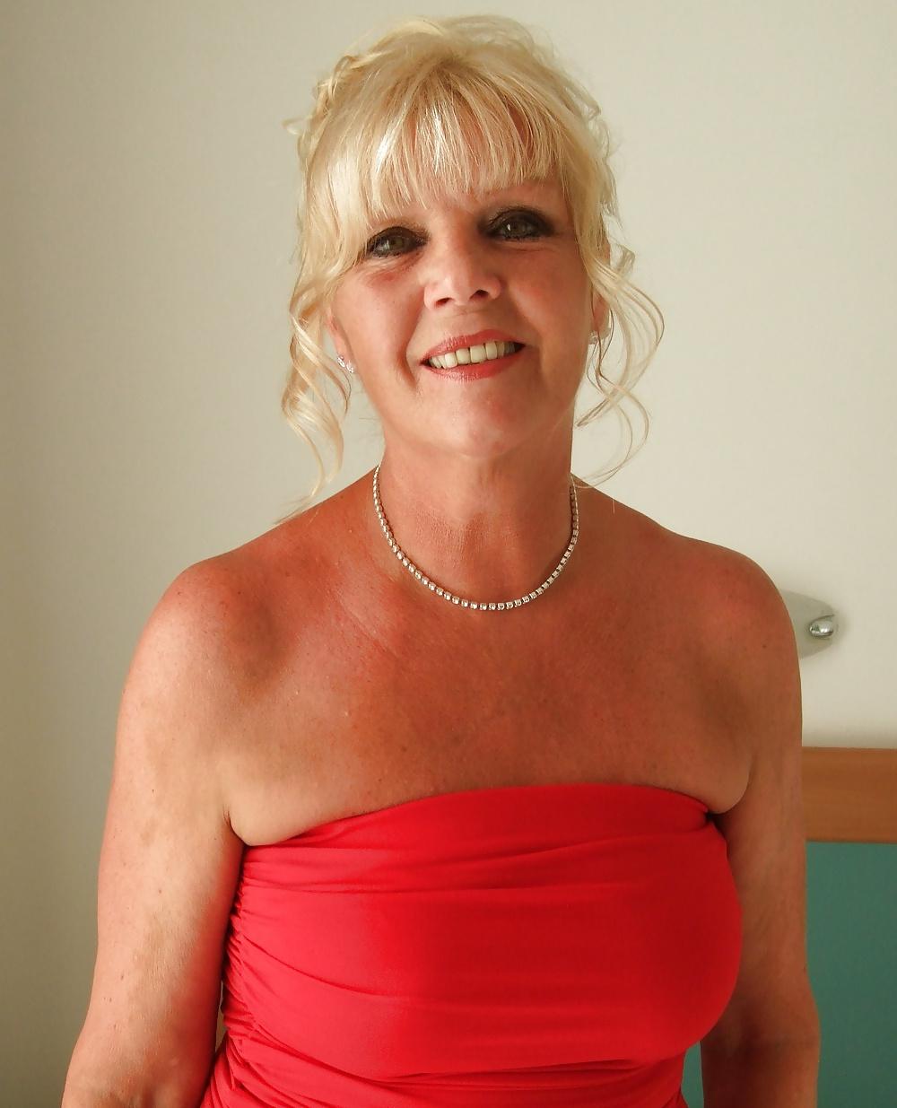 25P Alluring Granny!