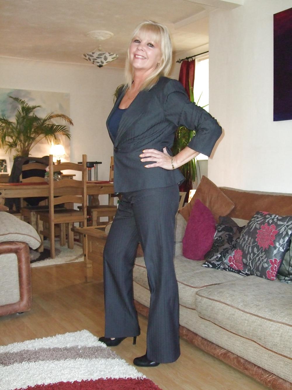 25P Alluring Granny!