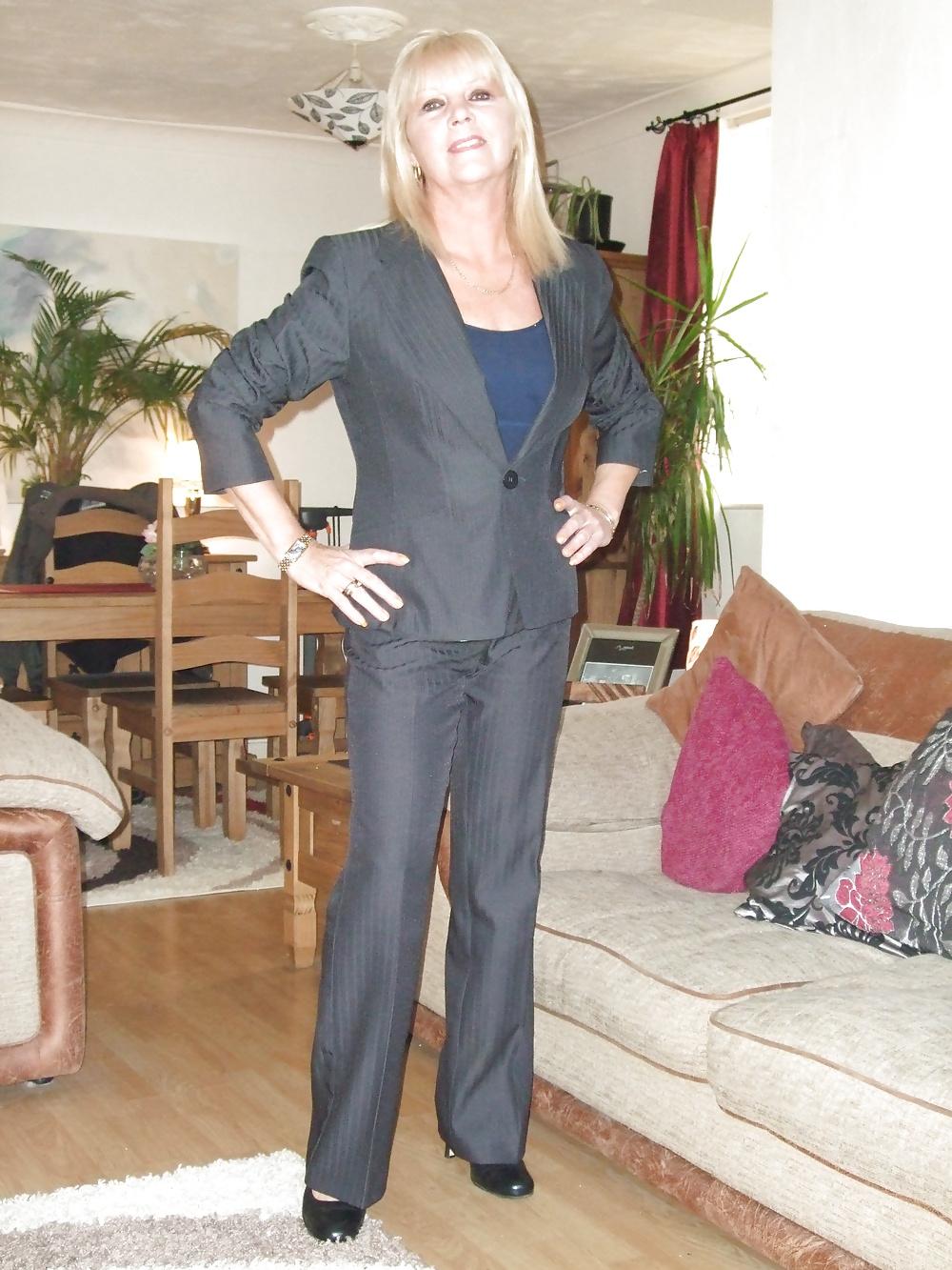 25P Alluring Granny!