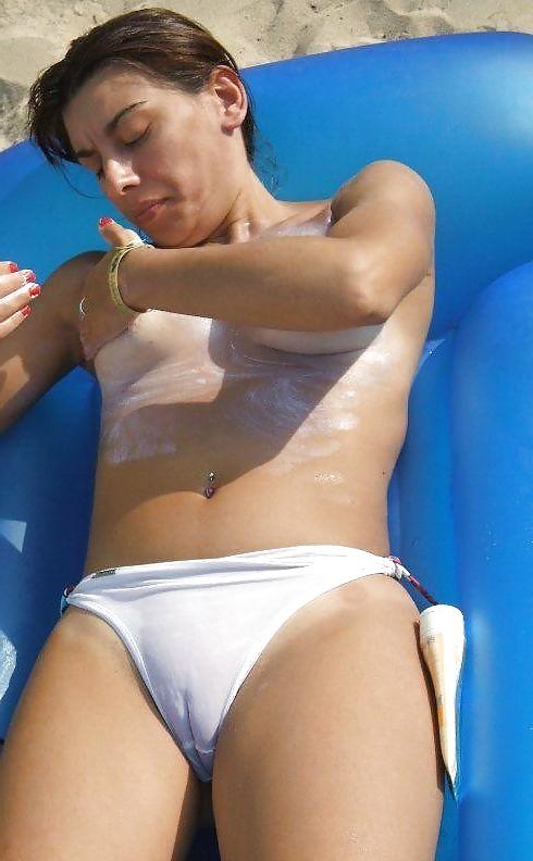 25P Only the best amateur mature ladies at the beach.5