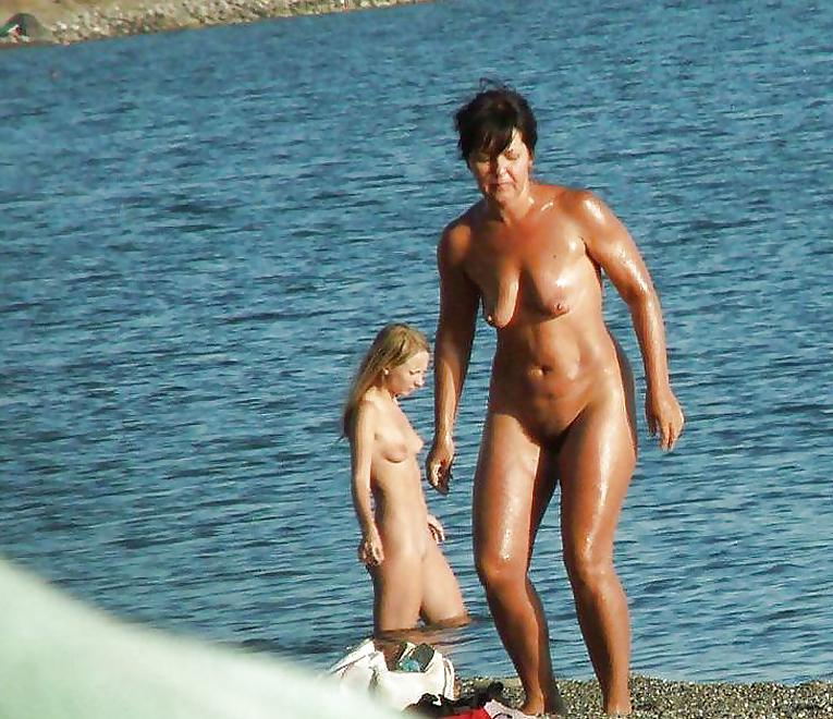 25P Only the best amateur mature ladies at the beach.5